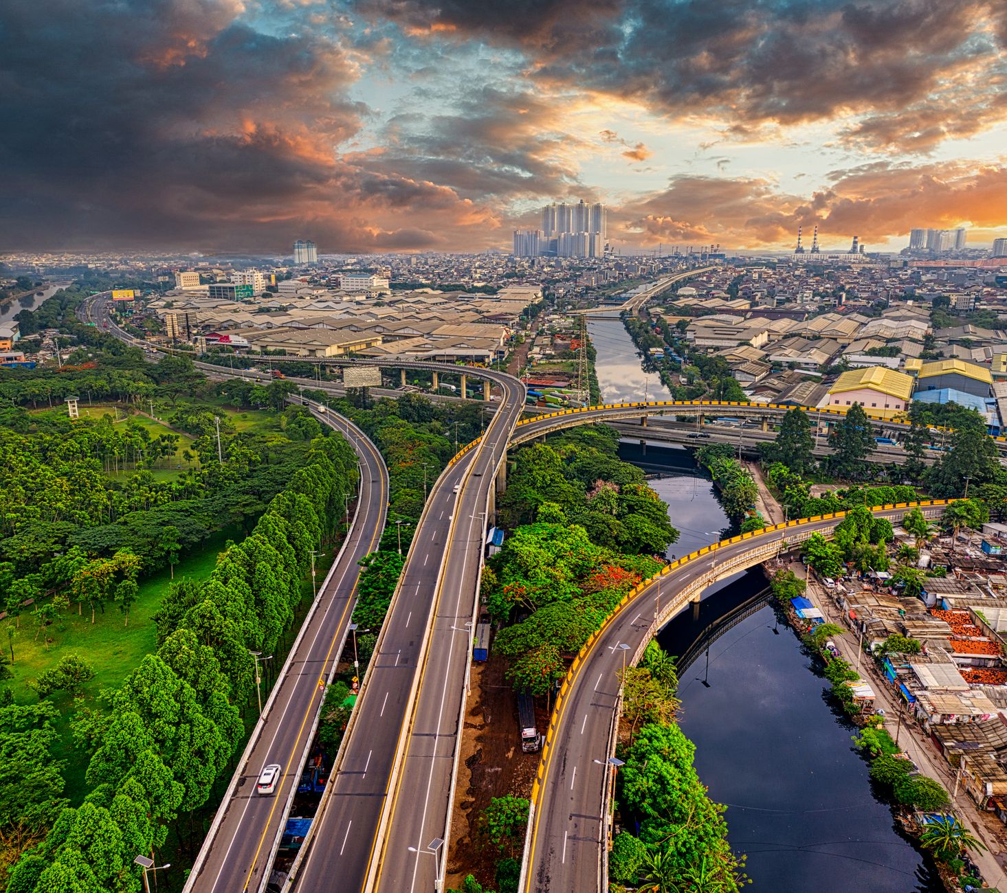 Jalan tol, jaringan kereta cepat, dan pelabuhan modern mendukung infrastruktur era baru Indonesia